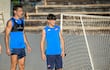 El joven atacante Santiago Benjamín Galeano (13 años) y el delantero Roque Santa Cruz (44 años), en la sesión de entrenamientos de Nacional, que se desarrolla en el estadio Asenio Erico, en Barrio Obrero.
