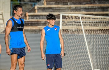 El joven atacante Santiago Benjamín Galeano (13 años) y el delantero Roque Santa Cruz (44 años), en la sesión de entrenamientos de Nacional, que se desarrolla en el estadio Asenio Erico, en Barrio Obrero.