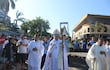 Monseñor Ricardo Valenzuela se sumó a la procesión, acompañando el fervor y la devoción de los fieles.