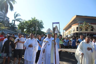 Monseñor Ricardo Valenzuela se sumó a la procesión, acompañando el fervor y la devoción de los fieles.