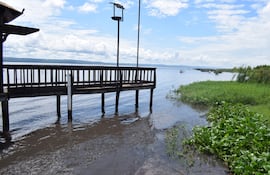 El lago Ypacaraí en la playa de Areguá.