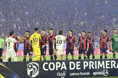 Los jugadores de Cerro Porteño y Guaraní se saludan previo al duelo correspondiente a la decimonovena ronda del Torneo Clausura 2025.