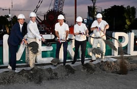 Palada inicial de la construcción de Sudameris Plaza.