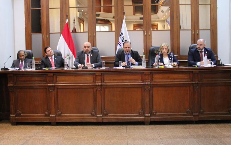 De izquierda a derecha: Manuel Ramírez Candia, Alejandro Aguilera, Orlando Arévalo, Mario Varela, Alicia Pucheta y Enrique Berni, miembros del Jurado de Enjuiciamiento de Magistrados.