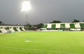 El campo de juego de La Arboleda quedó afectado por la intensa precipitación pluvial desatada este lunes.
