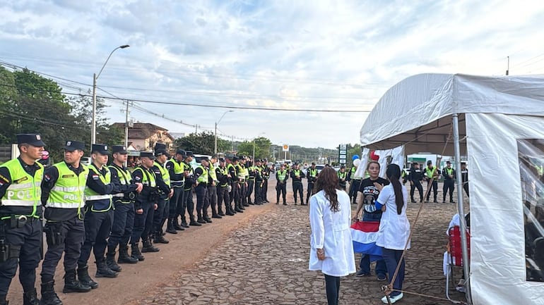 La jornada estuvo marcada por una fuerte presencia de efectivos de la Policía Nacional y la Fuerza de Operaciones Policiales Especiales, que rodearon el campamento de los manifestantes.