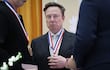 Imagen de archivo. Elon Musk (centro), director ejecutivo de Tesla y SpaceX, reacciona tras recibir la Medalla Nacional de Ciencia durante la Cumbre de la Edad de Oro de la Innovación Estadounidense, celebrada en el Instituto de la Paz, el 8 de octubre de 2026, en Washington D. C.