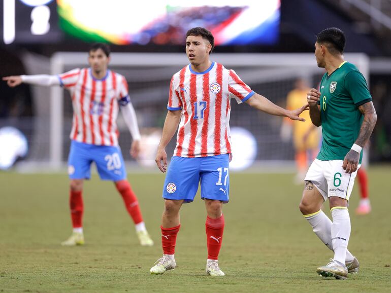 El talentoso volante ofensivo de Paraguay, Enso González durante el partido amistoso ante Bolivia, marcado de cerca por el mediocampista Héctor Cuellar. (Foto: @Albirroja)