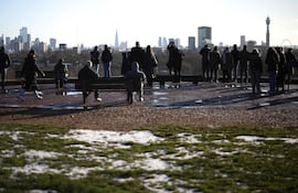 Londinenses en un espacio público.