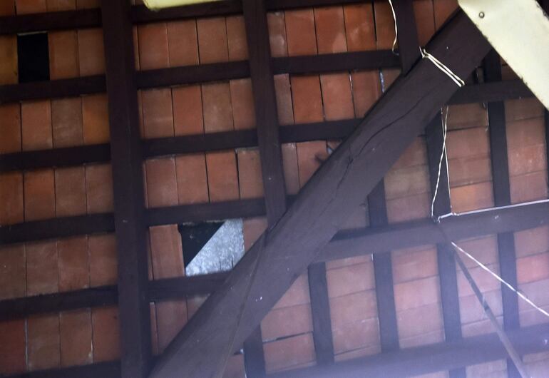 Imagen del techo en peligro de derrumbe en una sala de la escuela Juan Ramón Dahlquist.