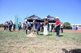 César Ramírez y autoridades del atletismo dando la palada inicial para la “Casa de Atletas”.