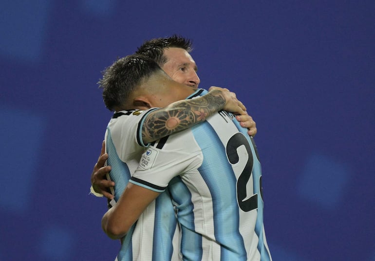 El abrazo emocionado entre Facundo Medina y la figura del encuentro, Lionel Messi.
