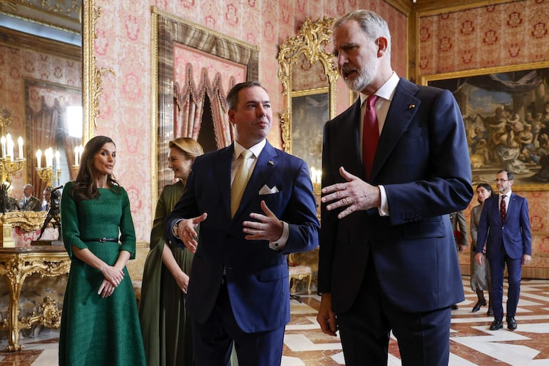 Los reyes, Felipe y Letizia, y los grandes duques de Luxemburgo, Guillermo V y Stéphanie Marie, que se encuentran de visita oficial a España, se disponen a recibir a los asistentes al almuerzo celebrado en el Palacio Real. (EFE/ Daniel Gonzalez)
