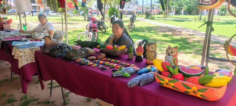 Los artesanos se lucieron con sus creativas obras y productos en la Plaza de los Héroes.