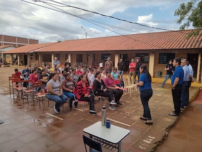 Reunión de padres de familia y docentes de la Escuela Virgen de Caacupé con autoridades comunales, realizada en la mañana de este miércoles.