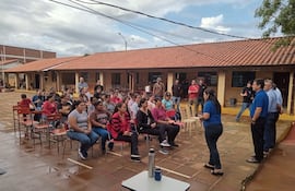Reunión de padres de familia y docentes de la Escuela Virgen de Caacupé con autoridades comunales, realizada en la mañana de este miércoles.