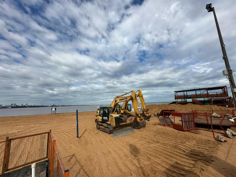 Renuevan arena de la Playa San José para la próxima temporada de verano