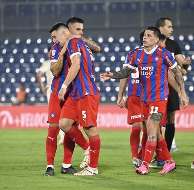 Festejo de Jorge Morel con sus compañeros tras el gol de Cerro Porteño