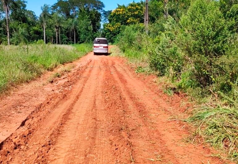 Vecinos de Franco Isla colaboraron con combustible para dejar transitable el camino vecinal.
