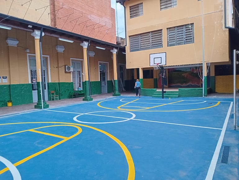 Una solitaria docente cruza el patio de la Escuela Básica N° 3 República del Brasil.