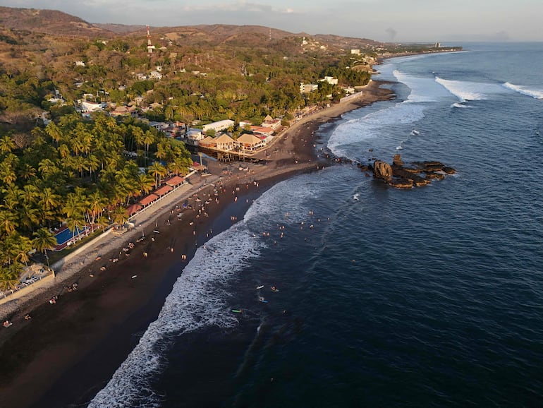 Esta imagen aérea muestra la playa El Tunco, en La Libertad, El Salvador, el 13 de febrero de 2026.