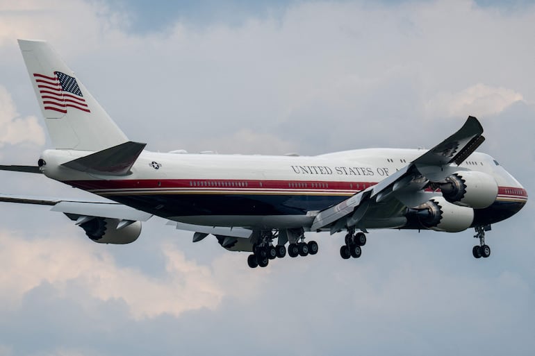 El nuevo avión presidencial de Estados Unidos, el Air Force One, regalo de Qatar, vuela con el mandatario Donald Trump y su comitiva para un evento oficial.