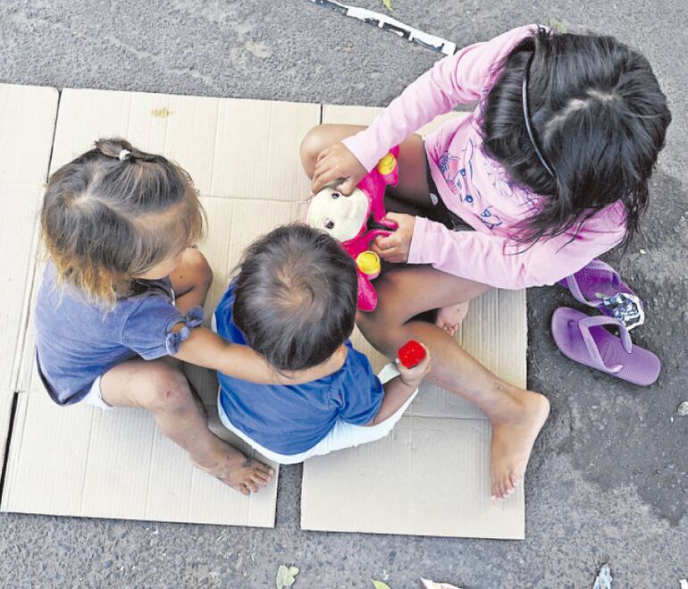 Al menos 240 niños y niñas indígenas llegaron el domingo último y acampan frente al Indi, en Asunción.