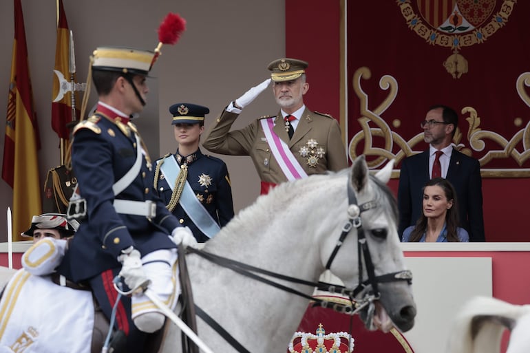 La princesa Leonor junto a sus padres, el rey Felipe y la reina Letizia, en el acto central del Día de la Fuerzas Armadas. (EFE/Lavandeira Jr)
