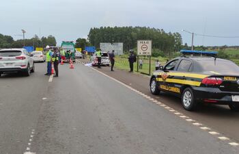El automóvil estaba a un costado momento en que fue embestido por la motocicleta.