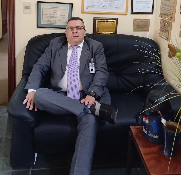 El titular del Comité N° 20 (Pinozá), Ramón Valentín Lezcano, quien cobra G. 11 millones en la Cámara de Diputados .