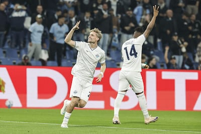 El jugador del Lazio Kenneth Taylor celebra tras marcar el primer gol en el partido de la Serie A italiana de fútbol entre el US Sassuolo y el SS Lazio en el Estadio Mapei de Reggio Emilia, Italia.