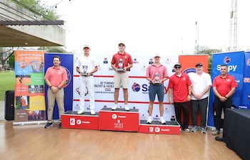 Lucas Martínez (2°), Marcelo Ruiz (c) y Andrés Duisberg, en el podio de los mejores de III Júnior Invitational, que culminó el domingo en el Yacht.