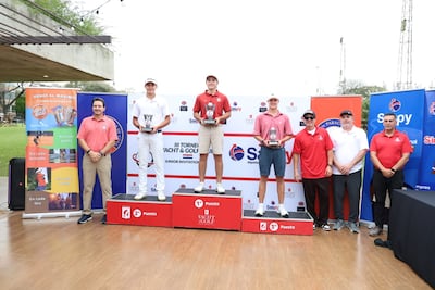 Lucas Martínez (2°), Marcelo Ruiz (c) y Andrés Duisberg, en el podio de los mejores de III Júnior Invitational, que culminó el domingo en el Yacht.