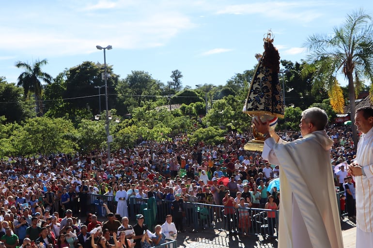 Como cada domingo, la explanada de la basílica estuvo repleta de fieles.
