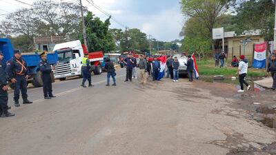 Distintos gremios vinculados al transporte se manifiestan en Villa Elisa, frente a Petropar.