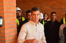 Santiago Peña reconoce déficit de rubros docentes mientras se jacta de obras para educación.