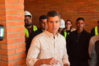 Peña reconoce déficit de rubros docentes mientras se jacta de obras para educación.