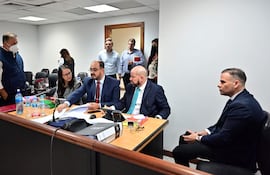 El exdiputado Carlos María Soler (i) y Enrique Gómez de la Fuente (d) al culminar una de las audiencias del juicio oral.