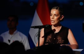 La primera dama Leticia Ocampos pedía a su empleada que le compre prendas de vestir, pagaba en efectivo y mandaba hacer las facturas a su nombre, según los chats y audios revelados.