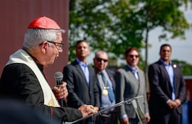 El cardenal de Paraguay, Adalberto Martínez, habla durante la inauguración del hotel del Centro de Alto Rendimiento de la Asociación Paraguaya de Fútbol (APF) este martes, en Ypané (Paraguay). Martínez bendijo a la selección Albirroja que disputará el Mundial 2026, en otro ejemplo del júbilo que ha despertado en este país el retorno del equipo de mayores a la máxima cita del balompié luego de 16 años de ausencia.