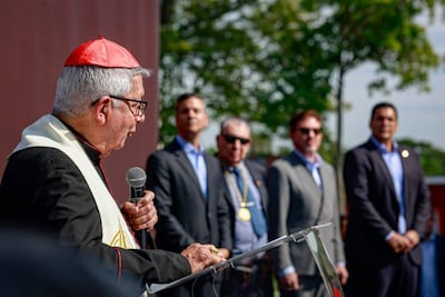 El cardenal de Paraguay, Adalberto Martínez, habla durante la inauguración del hotel del Centro de Alto Rendimiento de la Asociación Paraguaya de Fútbol (APF) este martes, en Ypané (Paraguay). Martínez bendijo a la selección Albirroja que disputará el Mundial 2026, en otro ejemplo del júbilo que ha despertado en este país el retorno del equipo de mayores a la máxima cita del balompié luego de 16 años de ausencia.