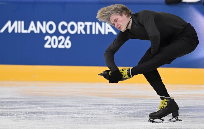 El patinador artístico estadounidense Ilia Malinin asiste a una sesión de entrenamiento en la pista de prácticas del Ice Skating Arena de los Juegos Olímpicos de Invierno Milano Cortina 2026 en Milán, Italia, el 04 de febrero de 2026.