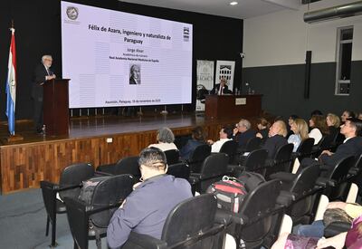 El académico español Jorge Alvar Ezquerra durante su ponencia en el Auditorio de la Biblioteca y Archivo del Congreso Nacional.