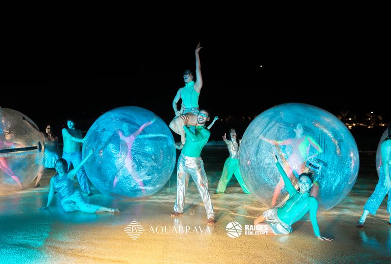 Artistas disfrutan de la laguna artificial de Aquabrava durante la presentación oficial.