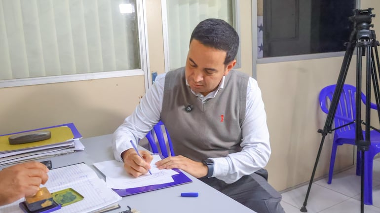 Ricardo Estigarribia entrega su nota en mesa de Entrada del PLRA.