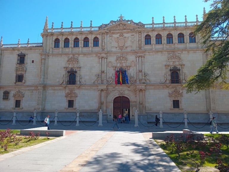 Fachada de la Universidad de Alcalá donde anualmente se entregan los premios Cervantes. El paraguayo Augusto Roa Bastos lo ganó en 1989.