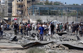 Una multitud reunida en el sitio de un bombardeo israelí este domingo en la zona de Maghazi, en la zona central de la Franja de Gaza.