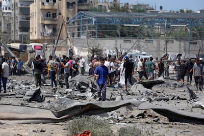 Una multitud reunida en el sitio de un bombardeo israelí este domingo en la zona de Maghazi, en la zona central de la Franja de Gaza.