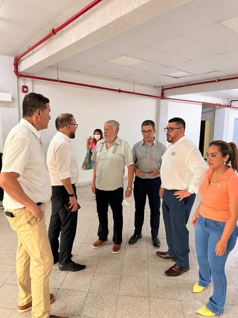 Jorge Brítez, presidente del IPS, junto a otras autoridades del seguro social, tras el apagón y principio de incendio que afectó el Hospital Central.