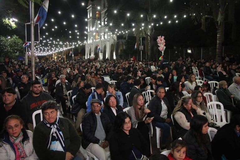 La ciudadanía participó masivamente del festival realizado en la explanada de la Catedral Inmaculada Concepción de María, en Carapeguá.